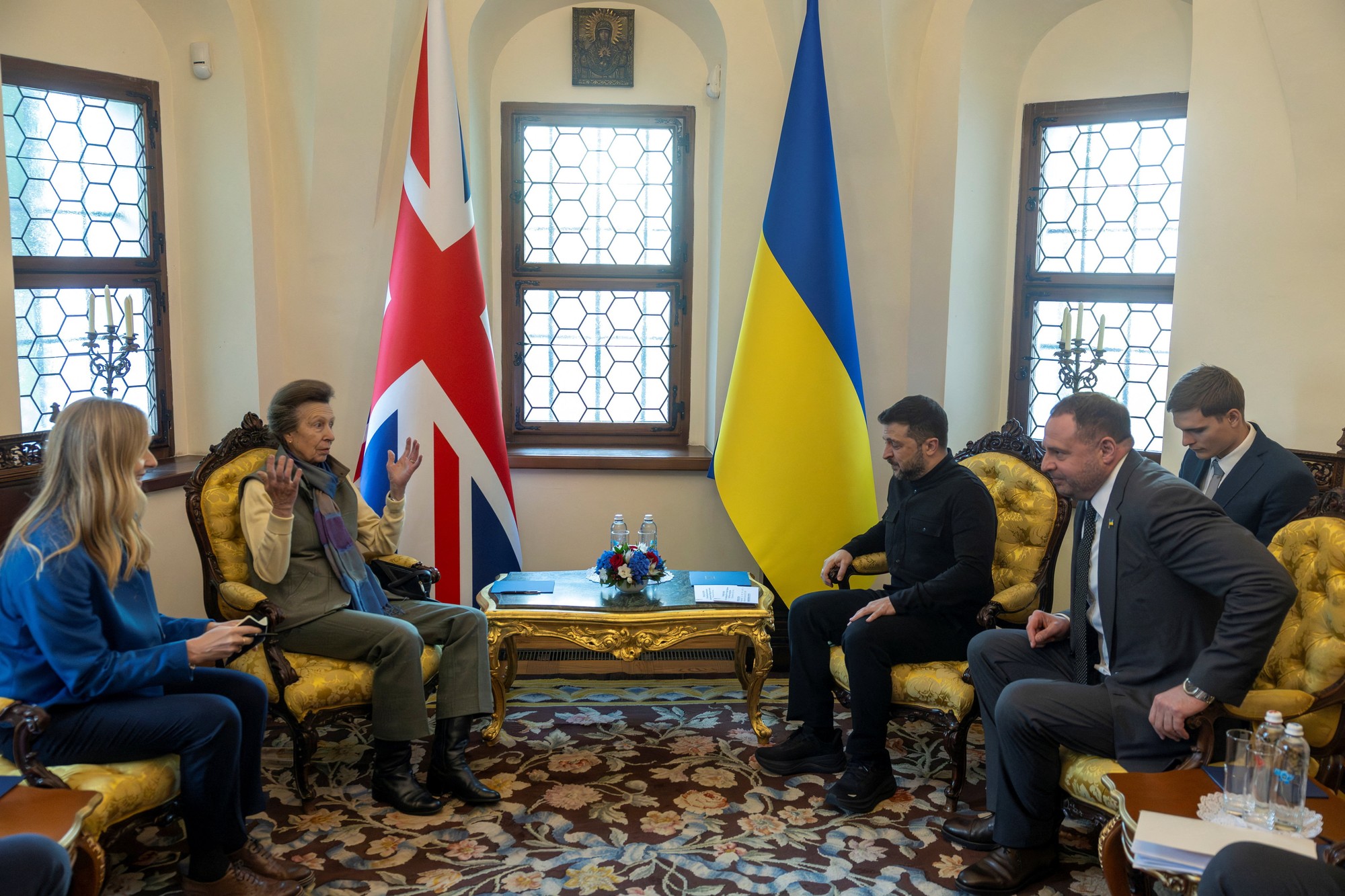 Britská princezná Anna a ukrajinský prezident Volodymyr Zelenskyj počas návštevy Ukrajiny. 