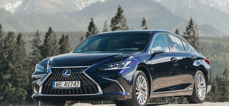 Lexus ES 300h ostro tanieje. Oszczędna hybryda robi wielką różnicę