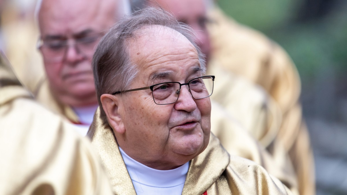 Bydgoszcz, 13.11.2021. Założyciel i dyrektor Radia Maryja oraz TV Trwam o. Tadeusz Rydzyk podczas uroczystości ingresu bp. Krzysztofa Włodarczyka przed Katedrą św. Marcina i Mikołaja w Bydgoszczy, 13 bm. Bp Włodarczyk został mianowany biskupem bydgoskim decyzją papieża Franciszka w dniu 21 września br. (jm) PAP/Tytus Żmijewski