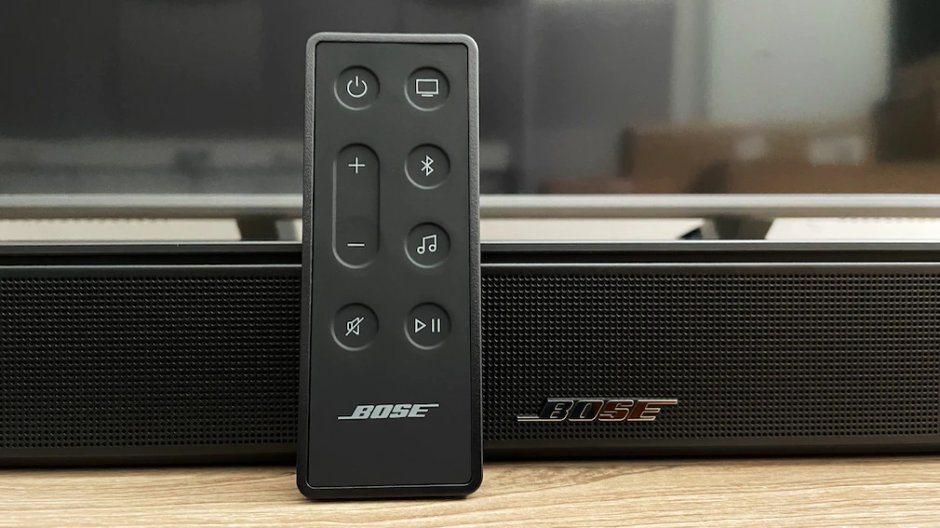 Pilot Bose Smart Soundbar 600 jest mały, prosty i oferuje kilka przycisków do sterowania urządzeniem