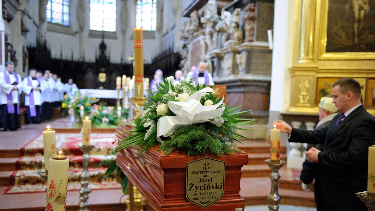 Karawan z trumną z ciałem abp. Józefa Życińskiego wyjechał w środę rano z Tarnowa do Chełma w archidiecezji lubelskiej, gdzie trwać będą dalsze uroczystości żałobne po śmierci metropolity lubelskiego.