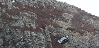 Niewiarygodne szczęście. Auto spadło z klifu i zatrzymało się