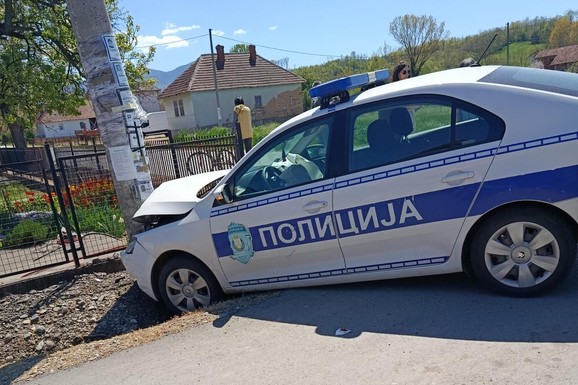 (FOTO) POLICIJSKO VOZILO SE ZAKUCALO U BANDERU Saobraćajna nesreća kod Kruševca: Objavljena prva fotografija sa lica mesta