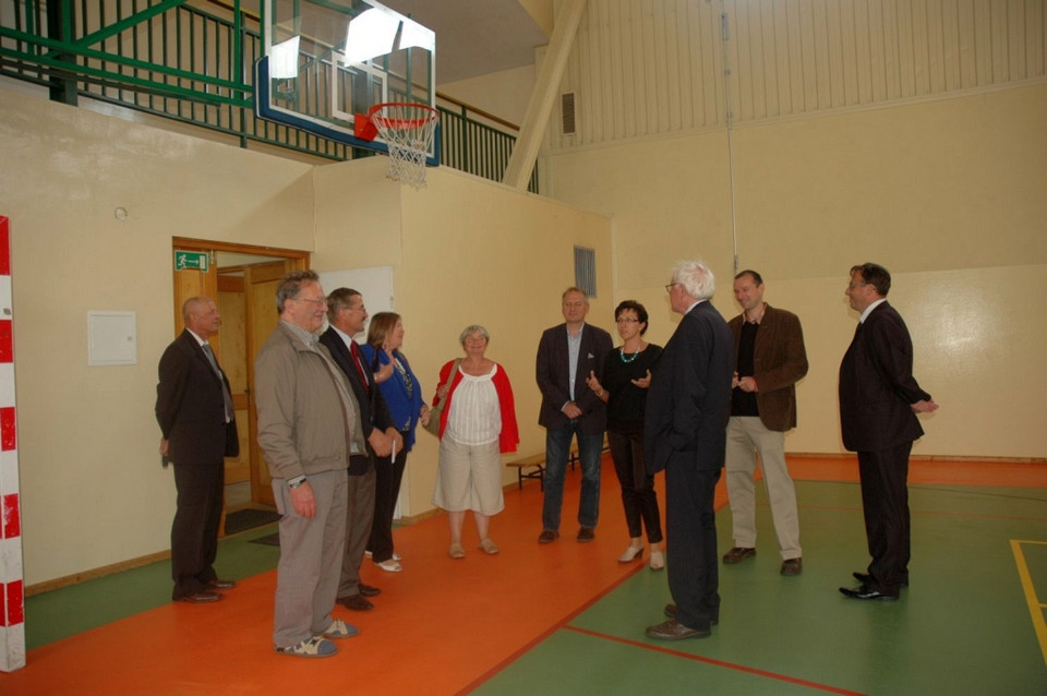 Bernie Sanders i jego rodzina w sali gimnastycznej szkoły w Słopnicach

