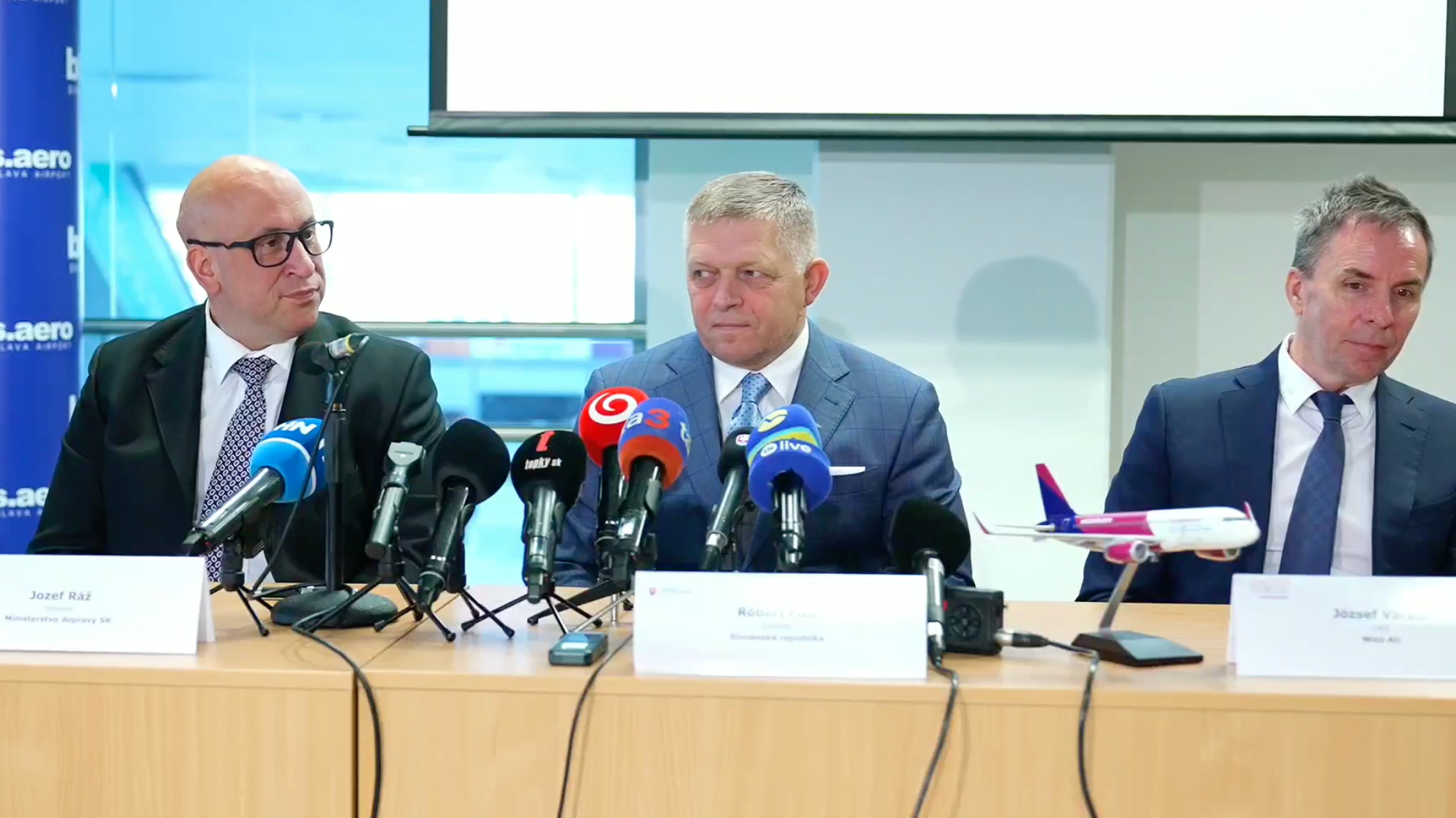 Zľava: minister Jozef Ráž, premiér Robert Fico a riaditeľ leteckej spoločnosti Wizz Air József Váradi.