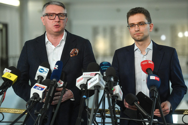 Posłowie Konfederacji Przemysław Wipler oraz Michał Wawer podczas konferencji prasowej w Sejmie, Mirosław Adam Orliński