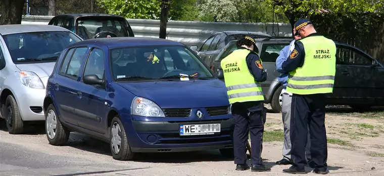 Oszuści podszywają się pod służby i wlepiają fałszywe mandaty. Jak je rozpoznać?