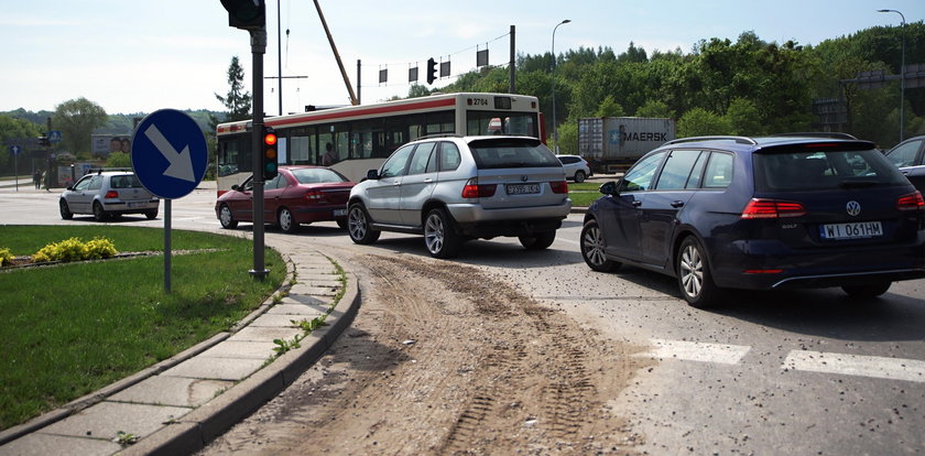 Kierowcy oburzeni. Gdańsk ociąga się ze sprzątaniem ulic po ulewach!