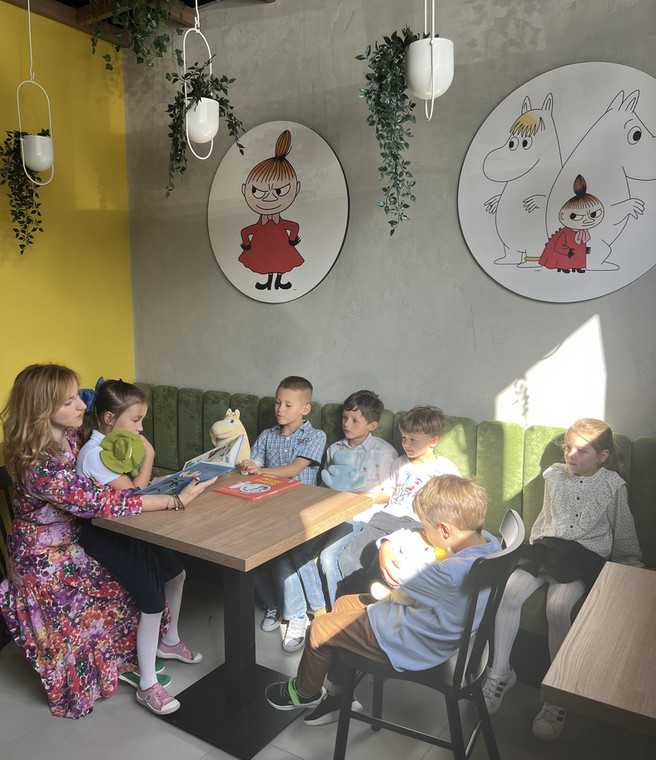 Basia prowadzi zajęcia z najmłodszymi uczniami w kawiarni