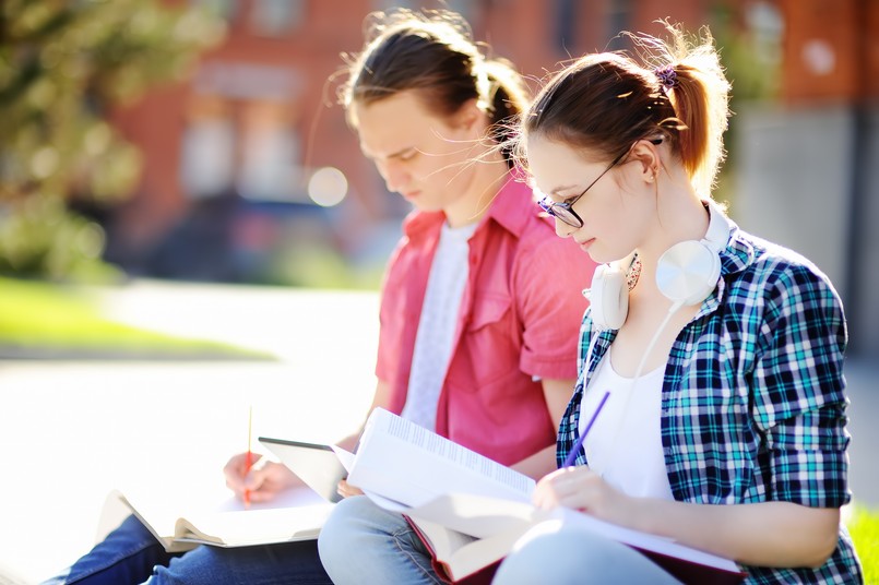 młoda kobieta, młody mężczyzna, student, nauka, uczelnia,
