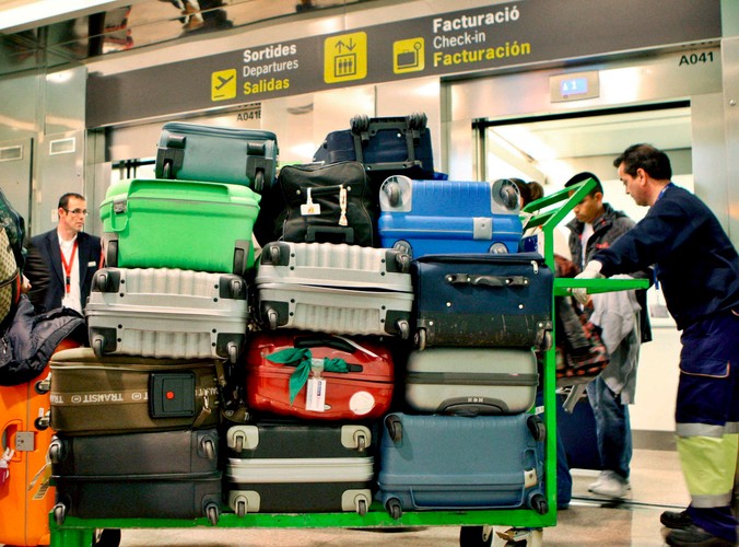 Bagaże pasażerów na lotnisku El Prat w Barcelonie