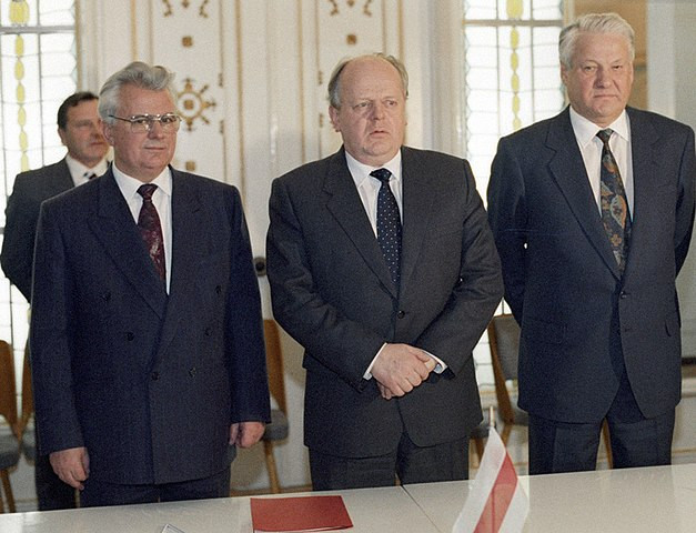 Leonid Krawczuk, Stanislau Szuszkiewicz i Borys Jelcyn. Grudzień 1991.