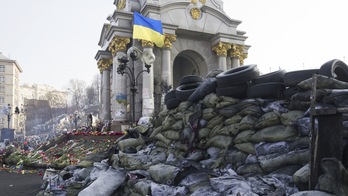 Sytuacja na Majdanie Niepodległości w Kijowie, gdzie służby komunalne usuwają barykady znajdującego się tu miasteczka namiotowego, powoli się uspokaja. Na miejscu znajdują się uzbrojeni i umundurowani ludzie sił MSW.