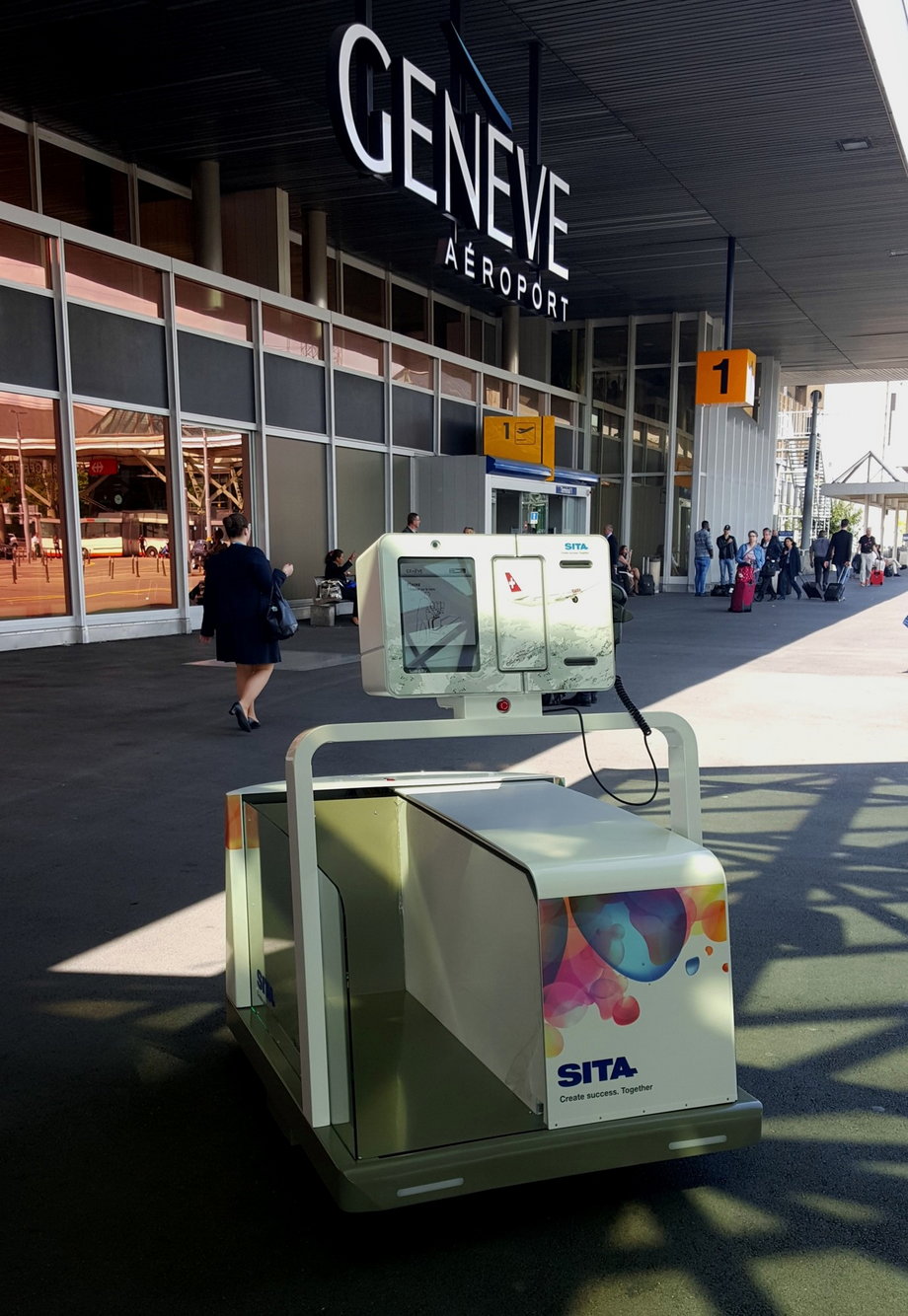 Robot na lotnisku w Genewie pomoże się odprawić, wydrukuje kartę pokładową i nada do dwóch walizek