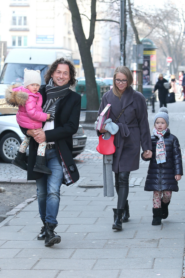 Piotr Rubik z żoną i córkami w "DDTVN"