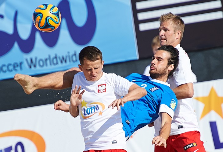 W akcji Grek Stratis Papaefstratiou Armagos (C) pomiędzy Polakami Pawłem Friszkemutem (L) i Tomaszem Wydmuszkiem (P) w meczu turnieju Europejskiej Ligi Beach Soccera w Sopocie