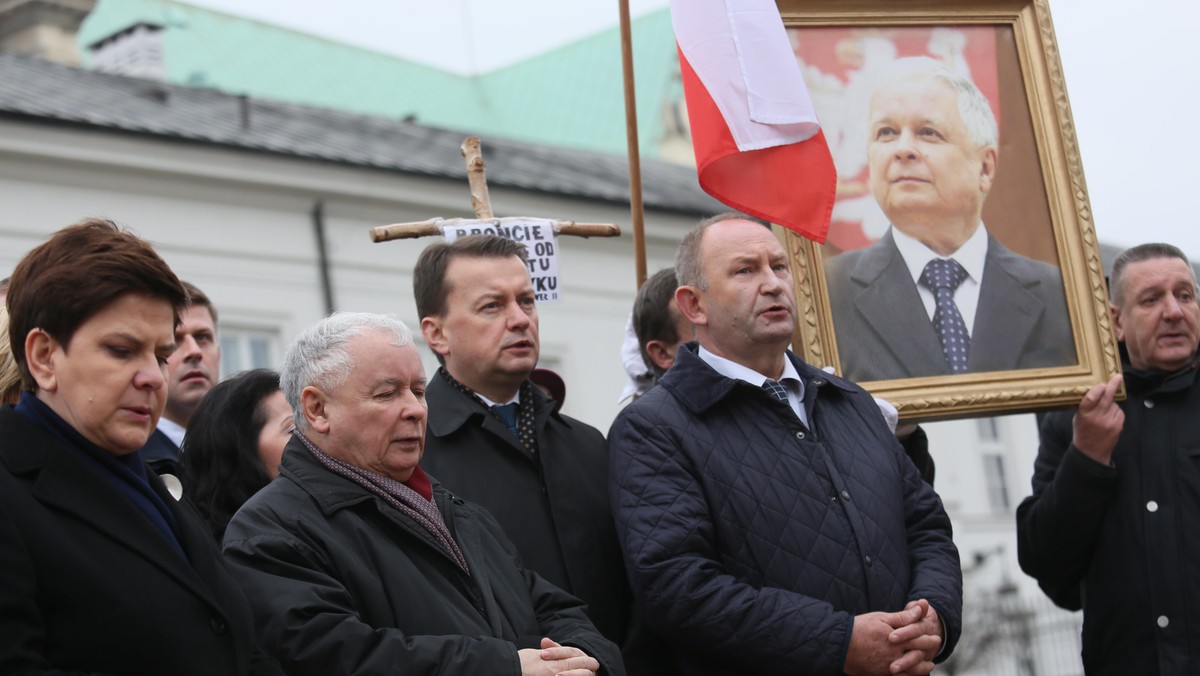 Beata Szydło, Jarosław Kaczyński, Mariusz Błaszczak miesięcznica smoleńśka