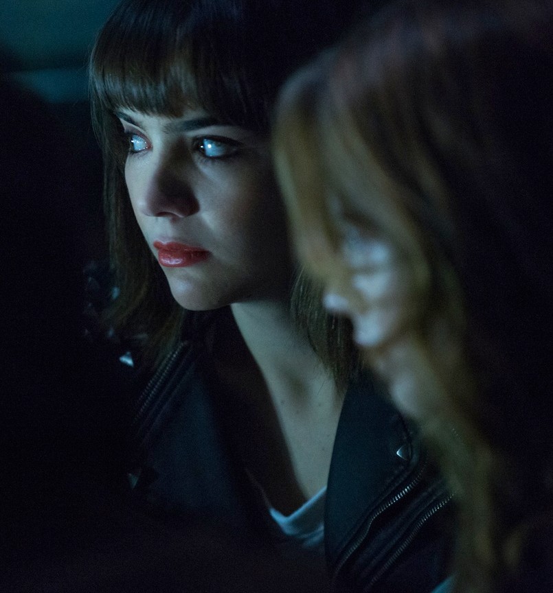 W filmowym ostrzeżeniu, przed tym, co się może wydarzyć, gdy grupka młodzieży bawi się w wywoływanie duchów, zagrała znana z "Bates Motel" Olivia Cooke, a partnerują jej Shelley Henning, Daren Kagasoff, Douglas Smith, Bianca Santos i Ana Coto