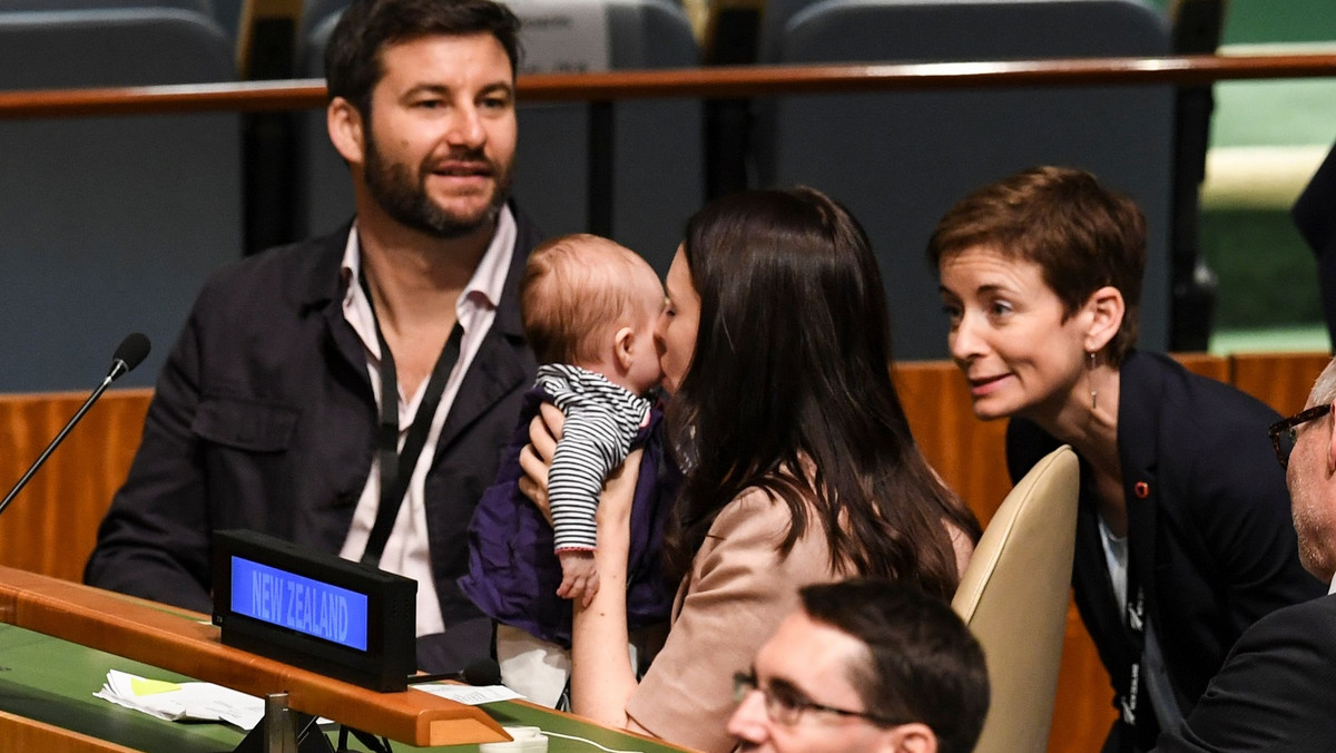 Jacinda Ardern pojawiła się na obradach Zgromadzenia ogólnego w Nowym Jorku ze swoją 3-miesięczną córką Neve. W czasie kiedy premier przemawiała, dzieckiem zajmował się jego ojciec.