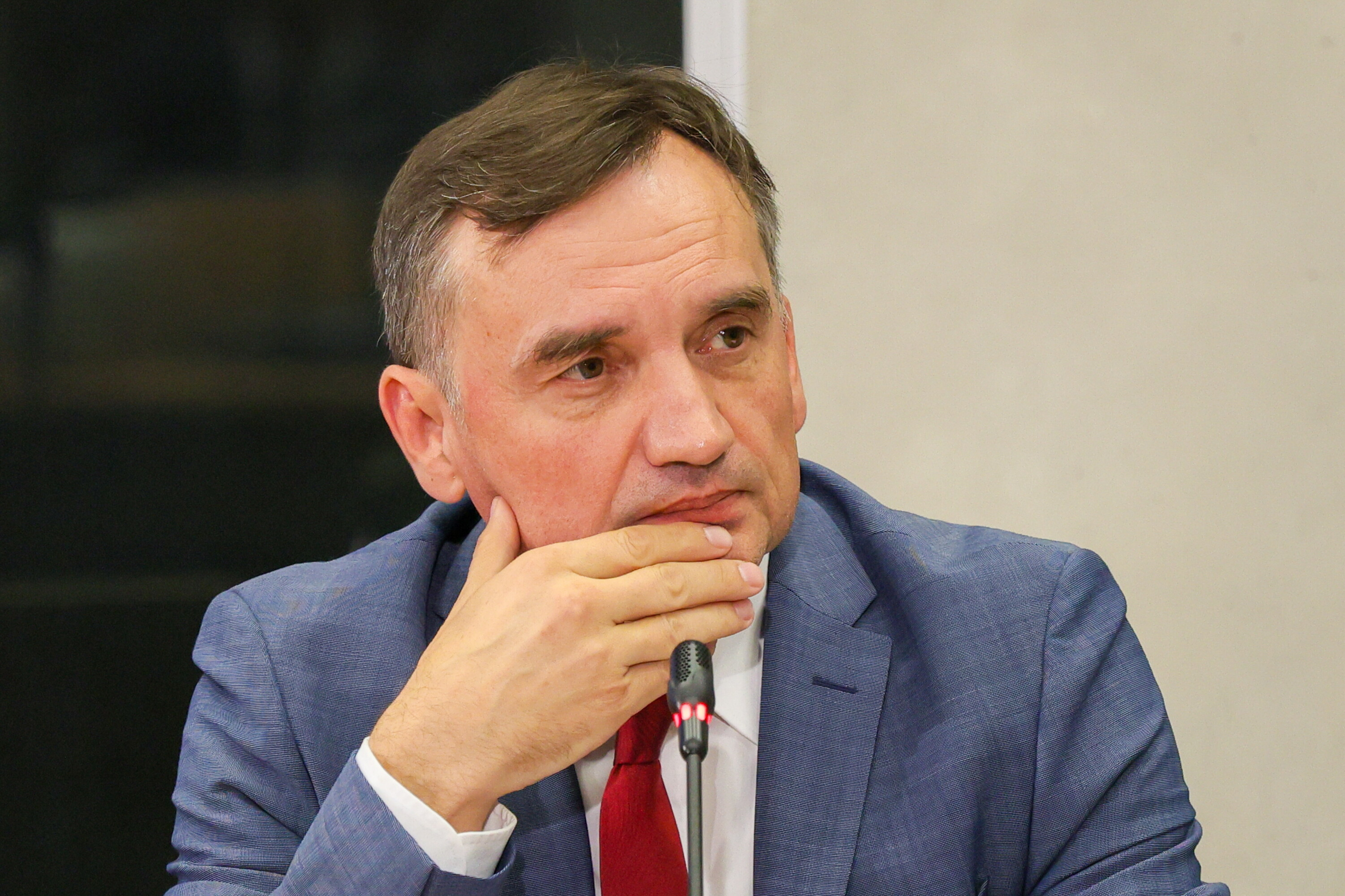 Ziobro na Węgrzech - immunitet uchylony, ABW ma go zatrzymać, 26 zarzutów