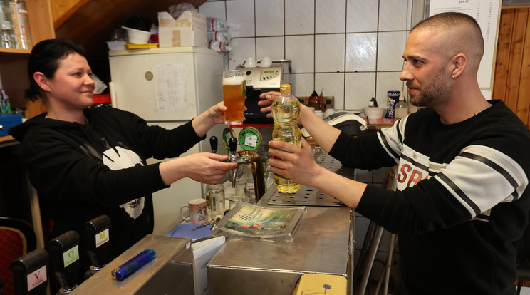 Thury Anita, az egyik újpesti sö-röző tulajdono-sa komolyan gondolkozik azon, hogy ola-jért adjon sört vendégeinek / Fotó: Fuszek Gábor