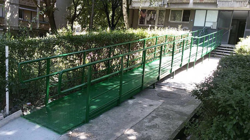 Rampa za invalide postavljena ispred zgrade u Rakovici