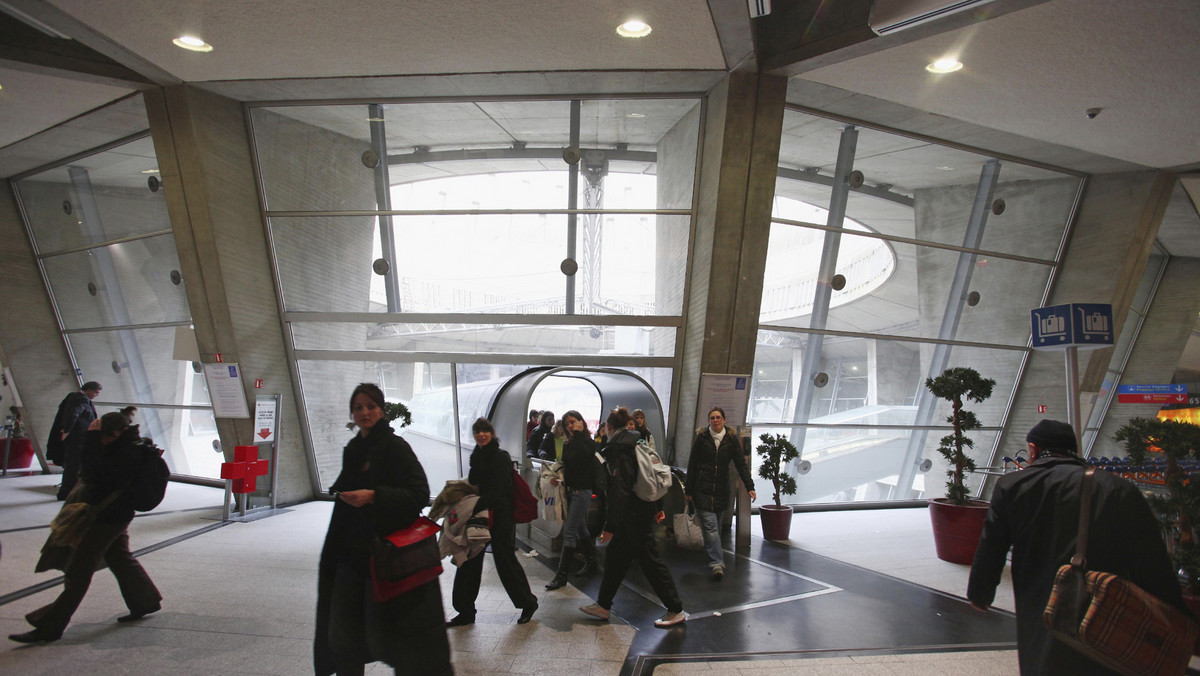 Francuska policja aresztowała w środę 13 pracowników paryskiego lotniska Roissy-Charles de Gaulle podejrzanych o okradanie od wielu miesięcy bagaży podróżnych.