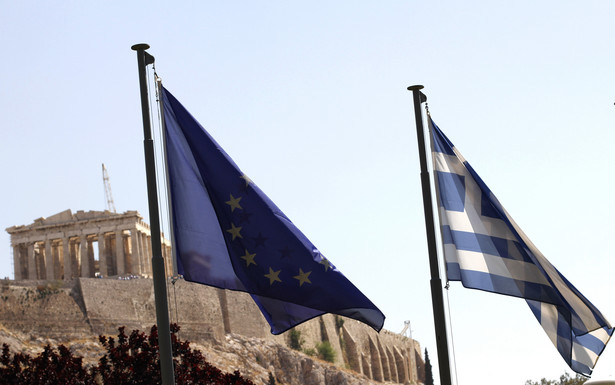 Flagi Grecji i Unii Europejskiej na tle ateńskiego Akropolu.