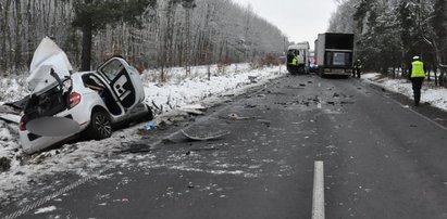 Wjechał autem pod ciężarówkę. Nie żyje