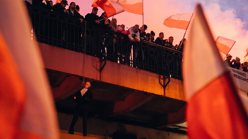 Mocny gest uczestników Marszu Niepodległości. Kogo powiesili na moście w Warszawie?