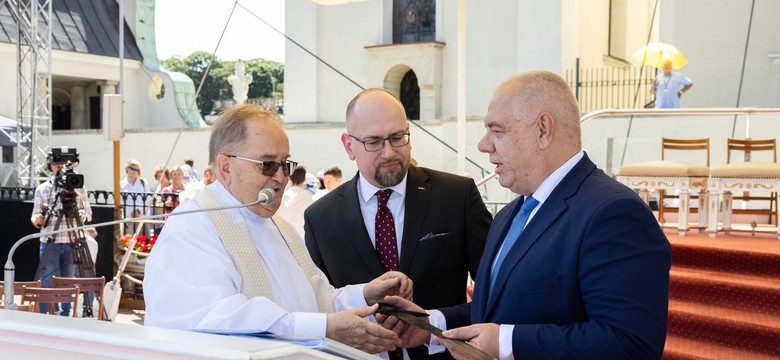 "Takie prezenty są poważnym nadużyciem". KO: Ile kosztował miecz dla Tadeusza Rydzyka?