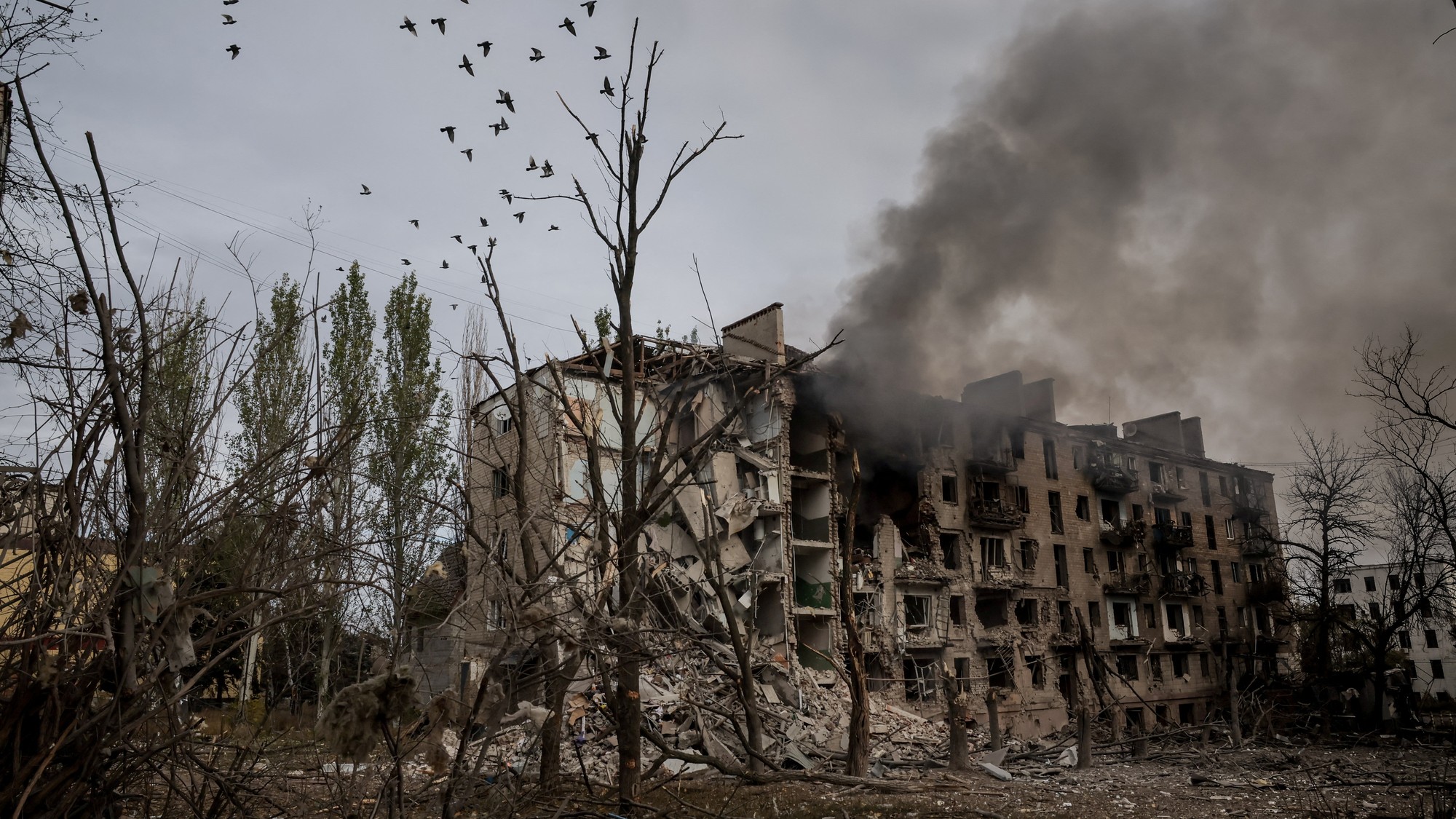 Zničená budova v meste Kosťantynivka. Ruská armáda už niekoľko mesiacov tlačí aj na toto mesto.