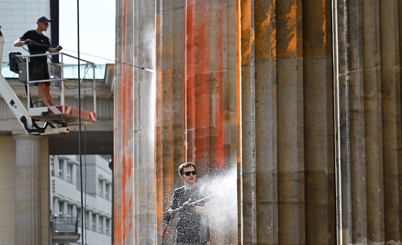 Oczyszczanie Bramy Brandenburskiej po działaniu demonstracyjnym aktywistów klimatycznych