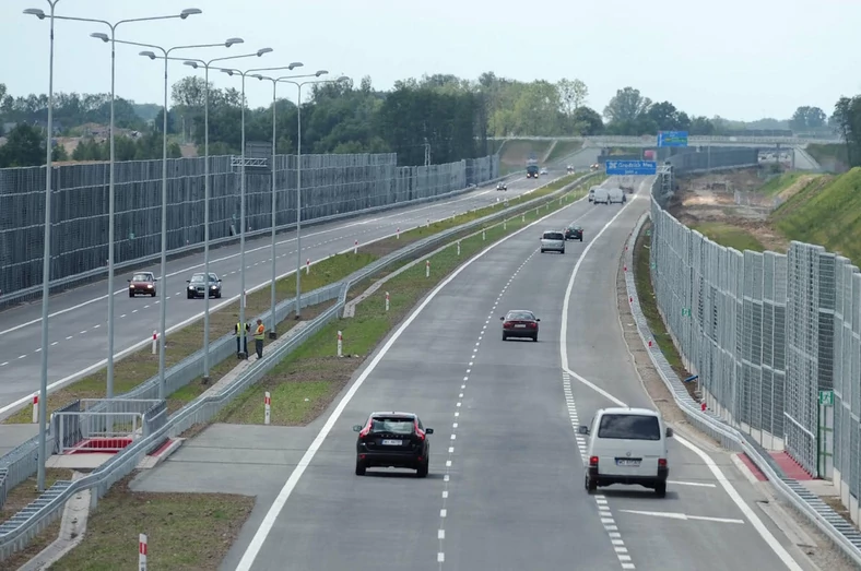 Kierowcy jadący prawym pasem autostrady, widząc samochód zamierzający włączyć się do ruchu, powinni – w miarę możliwości – ułatwić mu to i zjechać na lewy pas. 