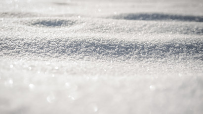 Szakad a hó a Dunántúlon, autók akadtak el az úton