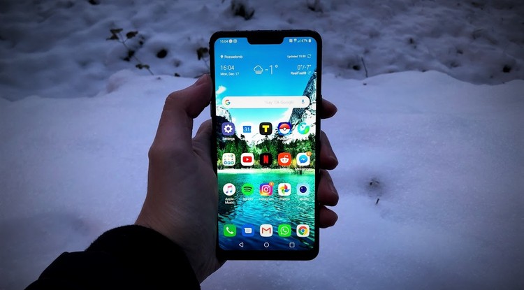 Az LG G7 vékony és karcsú, így egy kézzel is könnyen használható, de vigyázni kell, mert nagyon csúszik /Fotó: Virág Dániel