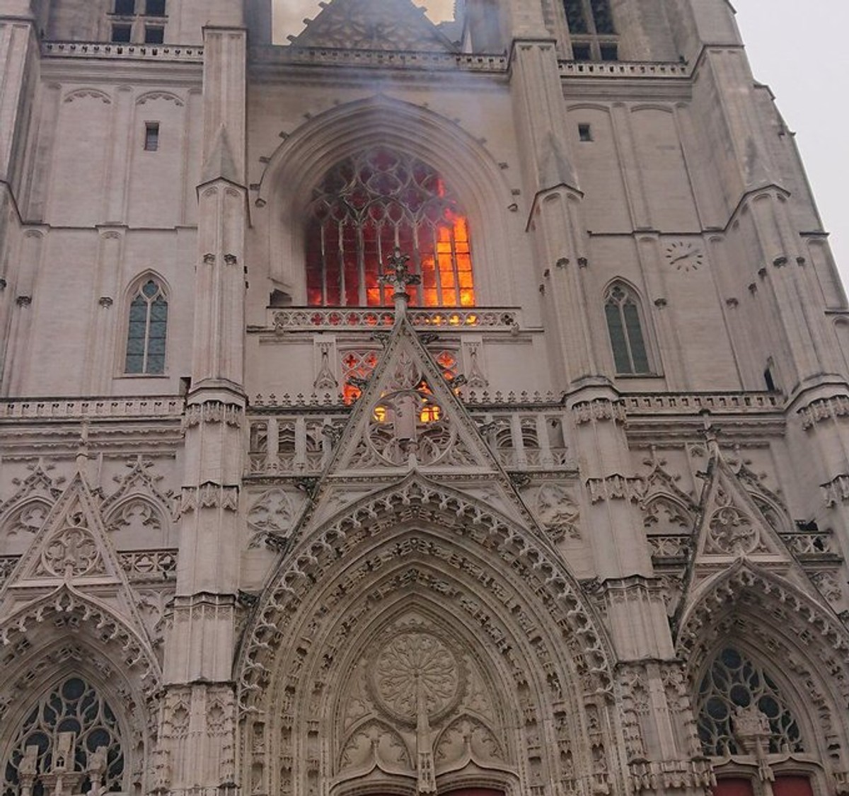 Pożar katedry w Nantes