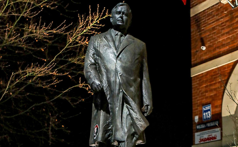 Zdewastowano pomnik Lecha Kaczyńskiego