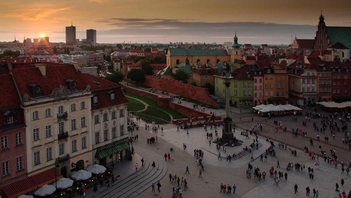 W ostatnich latach stolica zaczęła przyciągać coraz więcej turystów, także tych zagranicznych. Lista muzeów, parków czy barów, które warto odwiedzić w Warszawie jest już całkiem spora, a w zasadzie z miesiąca na miesiąc dochodzą do niej nowe pozycje. Ale wciąż na stołecznej mapie sporo jest miejsc zupełnie nieznanych turystom, a także takich, których nie znają nawet mieszkańcy miasta. Oto dziesięć stosunkowo mało popularnych miejsc w stolicy, które powinny się znaleźć na trasie każdej dłuższej wycieczki po Warszawie.