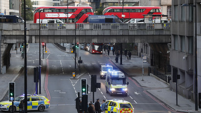 Hihetetlen jelenet: így teperték le a késes támadót a járókelők Londonban – videó