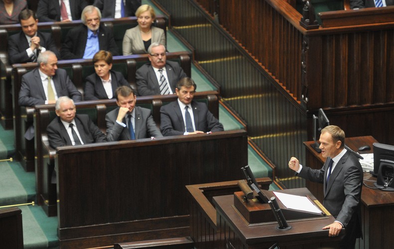 Premier Donald Tusk wygłaszający drugie expose