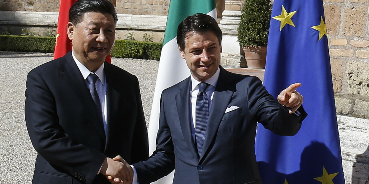 Ceremonia powitania z okazji podpisania umów między Włochami a Chinami, 23 marca 2019 r. Na zdjęciu: ówczesny premier Włoch Giuseppe Conte (z prawej) i prezydent Chin Xi Jinping.