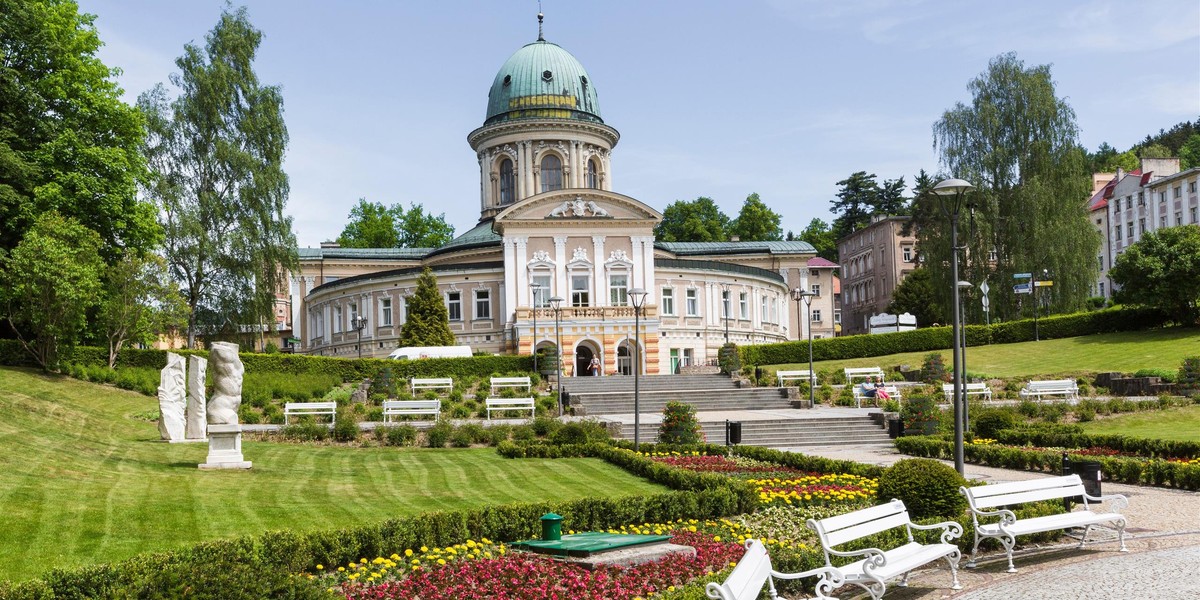 Lądek-Zdrój. Tu leczą między innymi choroby ortopedyczno-urazowe, reumatologiczne, osteoporozę i choroby układu nerwowego.