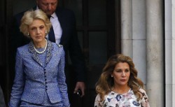 Nazywana jest "stalową magnolią". To ona rozwiodła Dianę i Karola