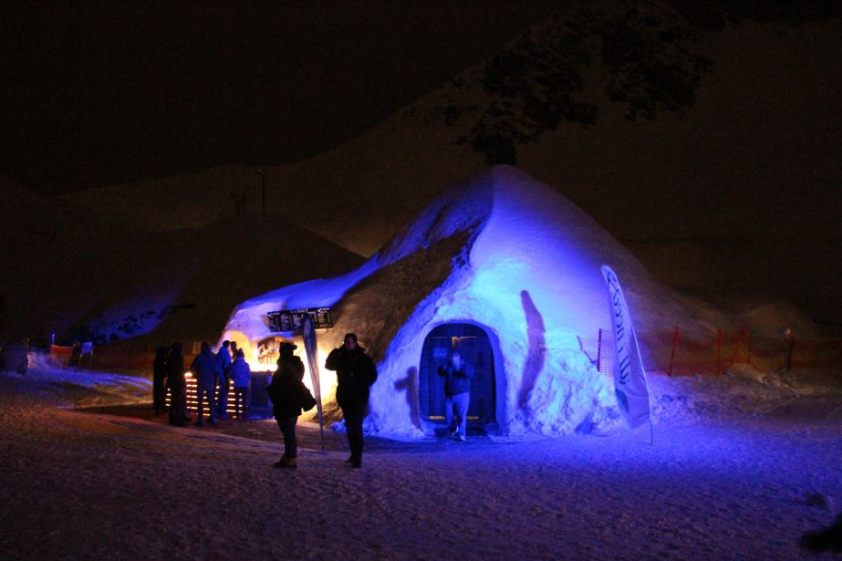 Bar i dyskoteka w igloo na Seegrube