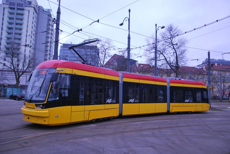 W latach 2014-2015 dwie nowe trasy zbudowały Tramwaje Warszawskie: na ul. Powstańców Śląskich na Bemowie i na Tarchomin (przez most Północny). Stolica ma jeszcze w planach budowę linii m.in. z Dworca Zachodniego do Wilanowa, na ul. Kasprzaka na Woli oraz wydłużenie na Nowodwory linii z Tarchomina. <br>
W ostatnich latach do budowy wszystkich nowych linii dokładała się Bruksela. Kulisy były takie, że Ministerstwo Rozwoju chętnie „dosypywało” do tramwajów z unijnych środków, na ostatniej prostej zwiększając zaangażowanie nawet do 85 proc. To m.in. tutaj były przesuwane pieniądze, których nie potrafiła wydać na tory spółka PKP PLK. 
<br>
Jak wylicza Stanisław Krakowski z Ministerstwa Rozwoju, z Programu Infrastruktura i Środowisko (POIiŚ), którego rozliczanie zakończyło się w grudniu, na inwestycje tramwajowe, kolej miejską i metro trafiło 12,2 mld zł z funduszy UE.  Z tego dla projektów tramwajowych przeznaczono łącznie ponad 6,6 mld zł (większość pozostałej kwoty przypadła na drugą linie metra w Warszawie). Oprócz tego po tramwajowe dotacje w ramach programu Rozwój Polski Wschodniej (RPW) sięgnął Olsztyn. 
<br>
Jak będzie w latach 2014-2020? W ramach POIiŚ na inwestycje z zakresu tzw. niskoemisyjnego transportu miejskiego (tramwaje, ale też metro, tabor autobusowy i systemy ITS) przeznaczone jest 2,3 mld euro. Z programu Polska Wschodnia na tramwaje może trafić 440 mln euro. Oprócz tego na zrównoważony transportu miejskiego – z dużym naciskiem na tramwaje popłyną pieniądze z Regionalnych Programów Operacyjnych (RPO) - ok. 1,5 mld euro.
<br>
Na zdj. Jazz dla Warszawy w wersji krótkiej. Takich do stolicy dojechało w ub. roku 30