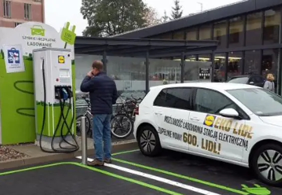 Lidl stawia na ekologię! Powstają kolejne stacje do ładowania samochodów