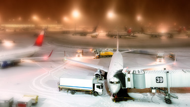 Co się dzieje na lotnisku podczas "śniegowego kataklizmu"