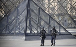 Strzały przed paryskim Luwrem. Mężczyzna z nożem krzyczał "Allahu Akbar"