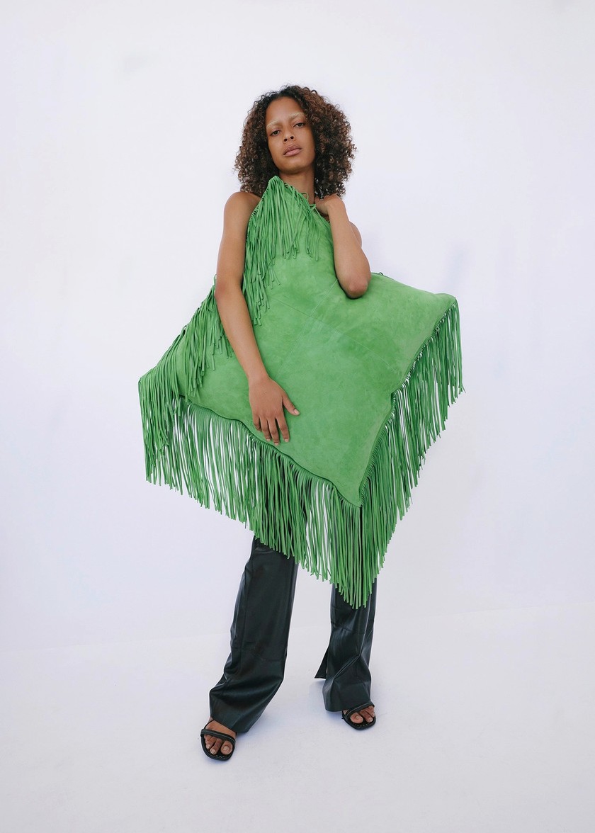 SAUNDERS STUDIO Grosses Wildlederkissen mit Fransen, 63 × 63 cm, für etwa 600 Franken.